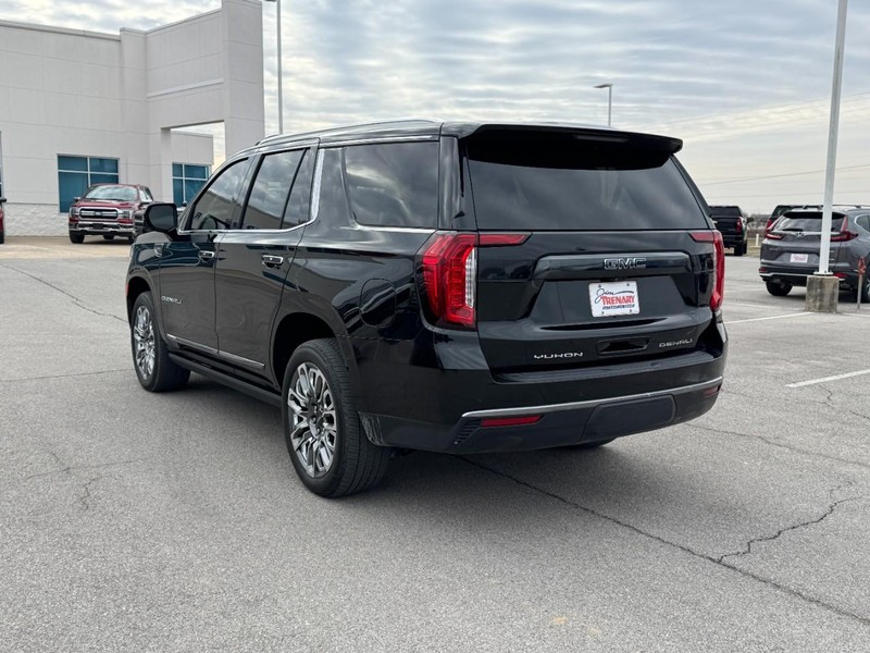 GMC Yukon Vehicle Full-screen Gallery Image 5