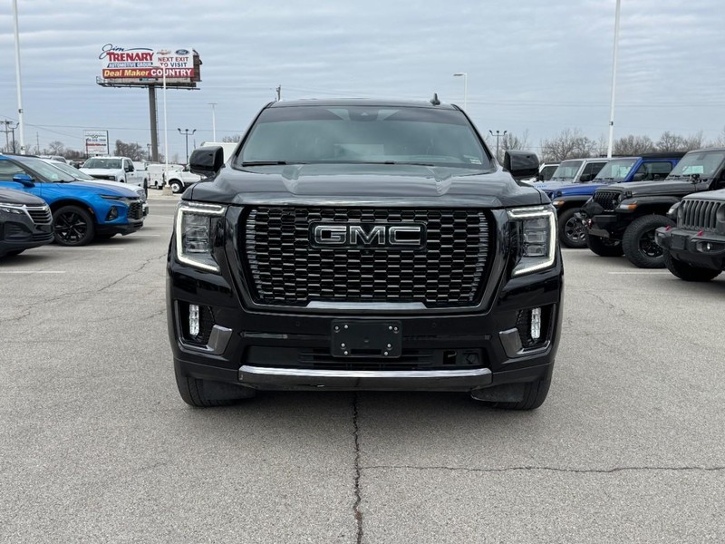 GMC Yukon Vehicle Full-screen Gallery Image 8