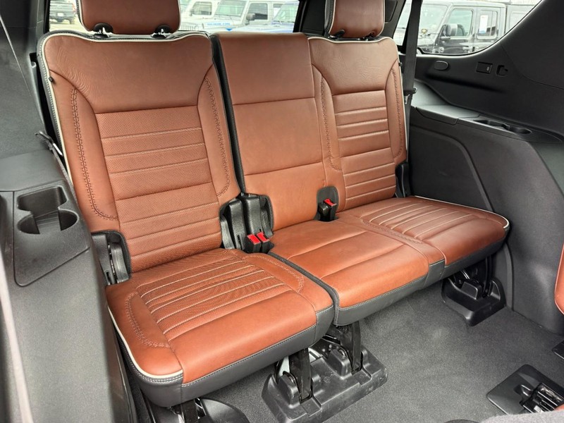 GMC Yukon Vehicle Full-screen Gallery Image 9