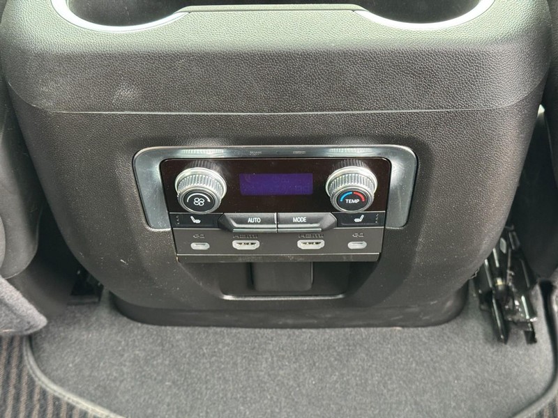 GMC Yukon Vehicle Full-screen Gallery Image 13