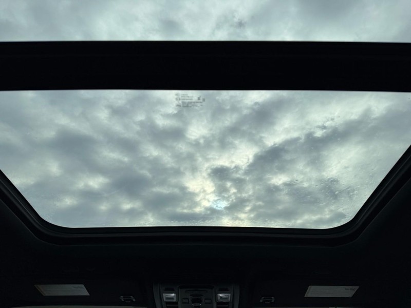 GMC Yukon Vehicle Full-screen Gallery Image 14