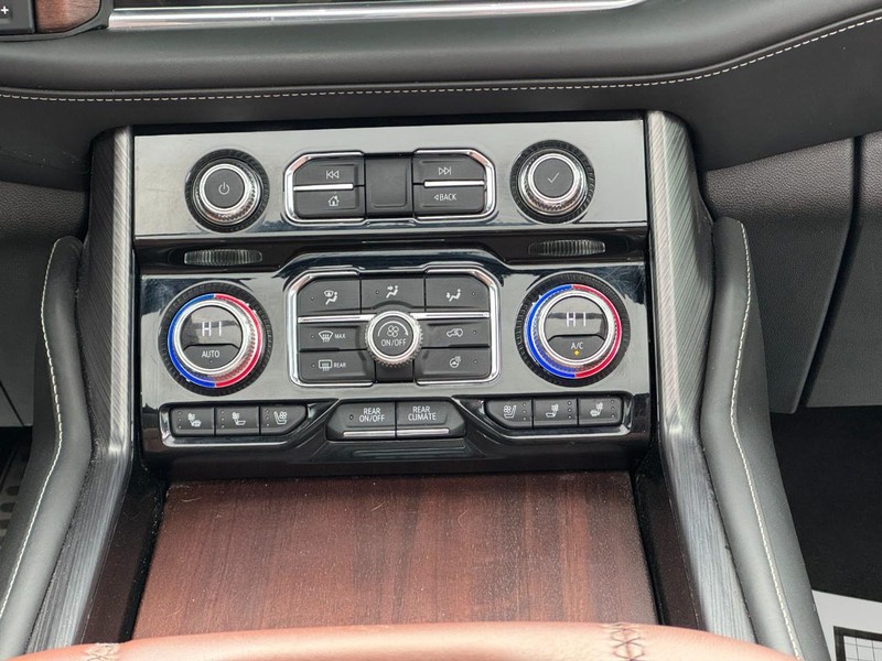 GMC Yukon Vehicle Full-screen Gallery Image 18