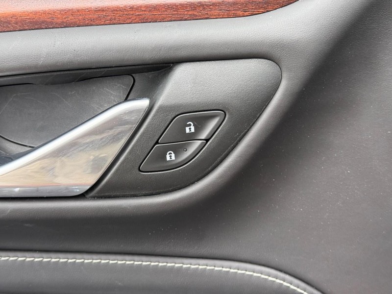 GMC Yukon Vehicle Full-screen Gallery Image 21