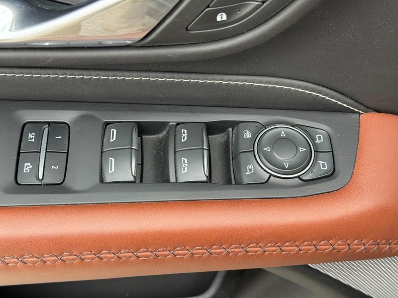 GMC Yukon Vehicle Full-screen Gallery Image 22