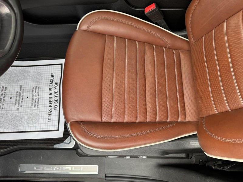 GMC Yukon Vehicle Full-screen Gallery Image 24