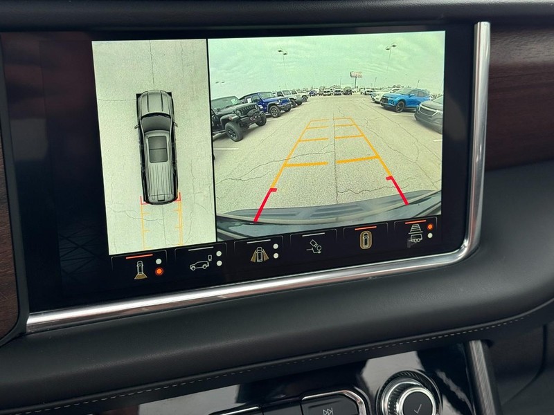 GMC Yukon Vehicle Full-screen Gallery Image 29