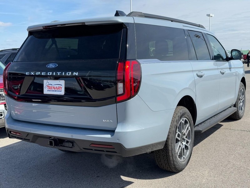 Ford Expedition Max Vehicle Full-screen Gallery Image 3