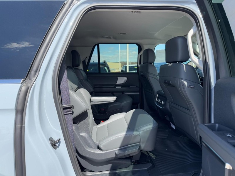 Ford Expedition Max Vehicle Full-screen Gallery Image 5