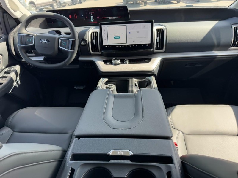 Ford Expedition Max Vehicle Full-screen Gallery Image 7