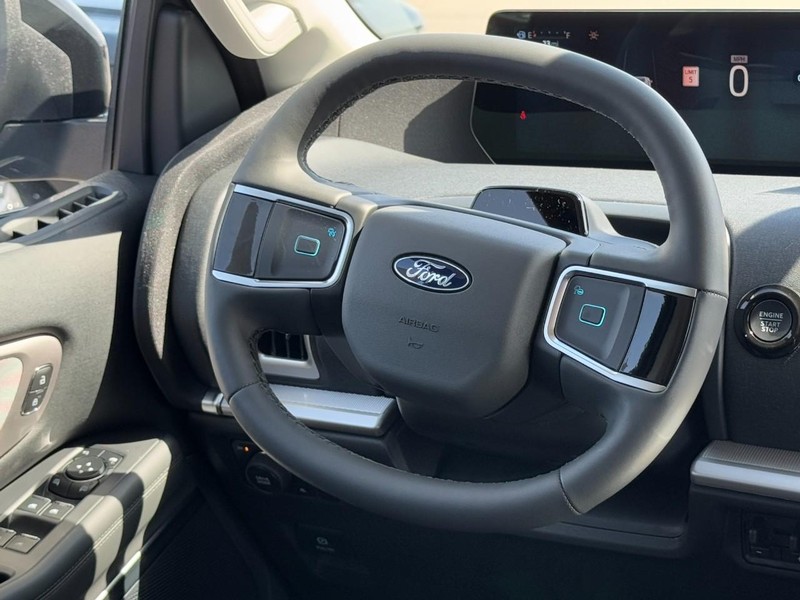 Ford Expedition Max Vehicle Full-screen Gallery Image 8