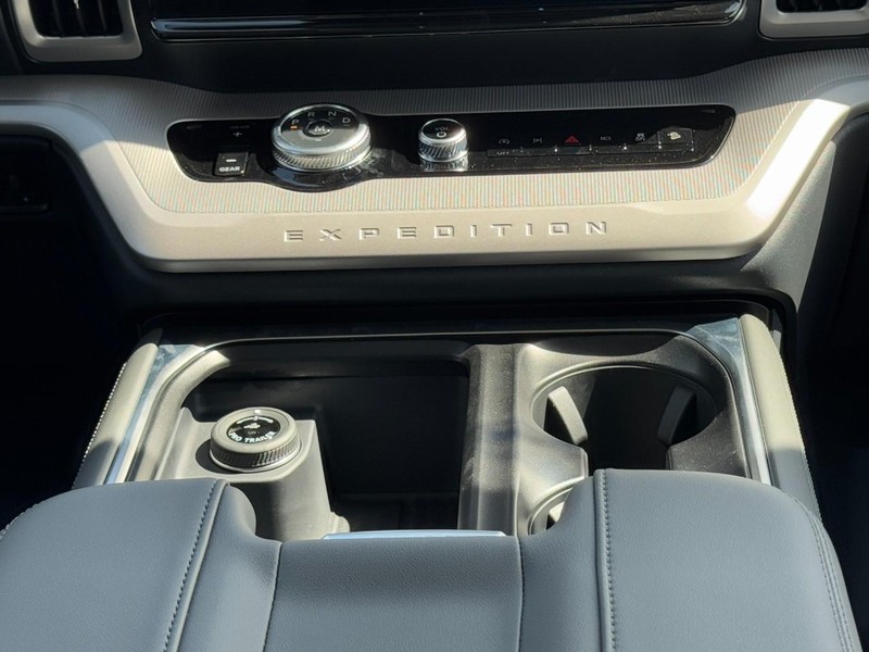 Ford Expedition Max Vehicle Full-screen Gallery Image 10