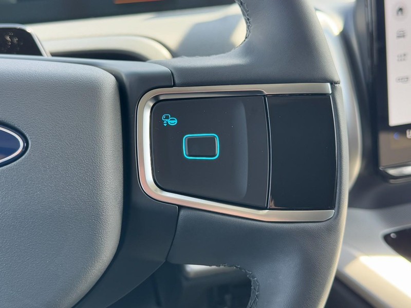 Ford Expedition Max Vehicle Full-screen Gallery Image 12