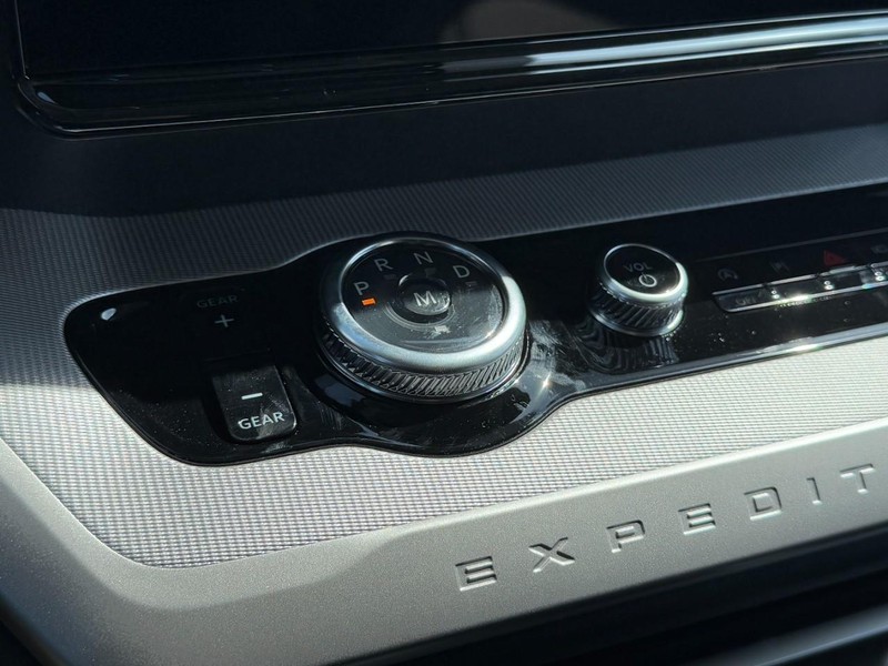 Ford Expedition Max Vehicle Full-screen Gallery Image 13