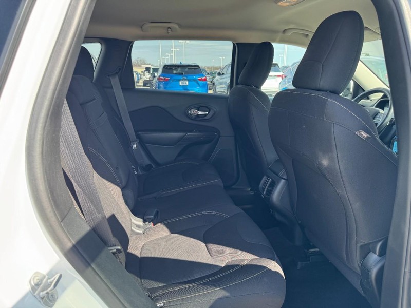 Jeep Cherokee Vehicle Image 10