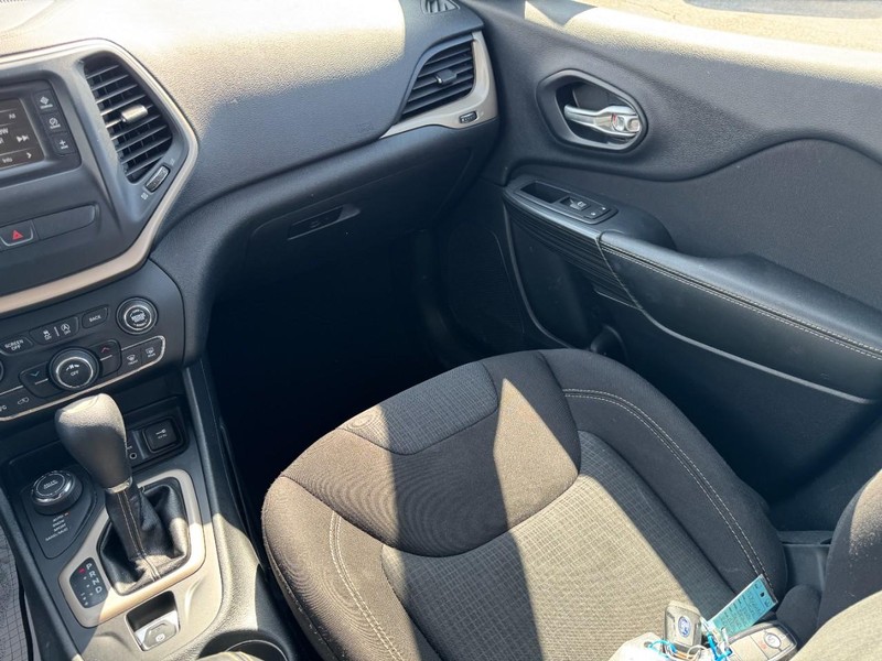 Jeep Cherokee Vehicle Image 15