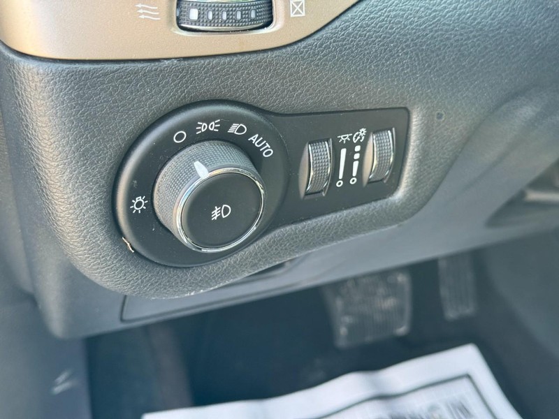 Jeep Cherokee Vehicle Image 16