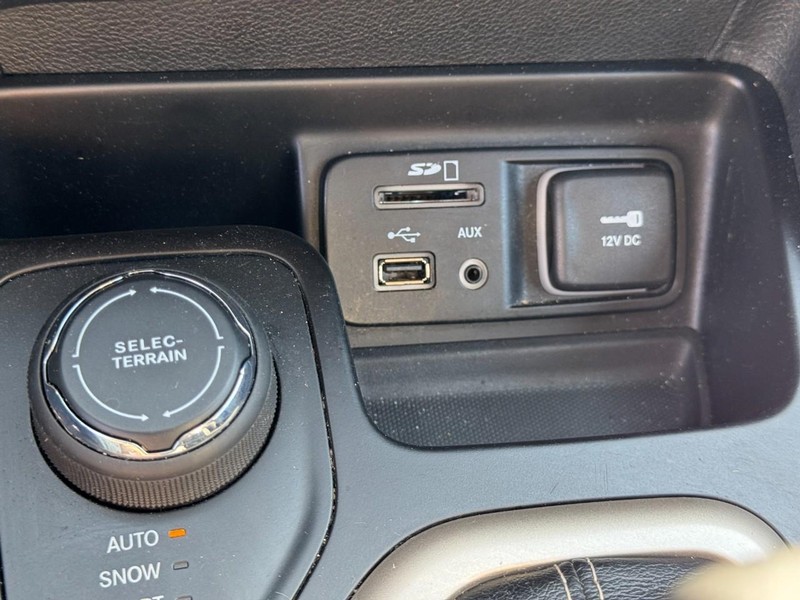 Jeep Cherokee Vehicle Image 21