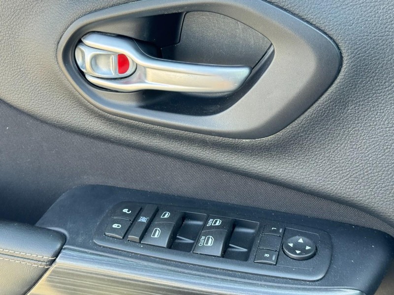 Jeep Cherokee Vehicle Image 22