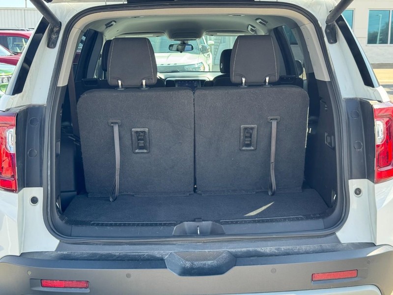 GMC Acadia Vehicle Full-screen Gallery Image 4