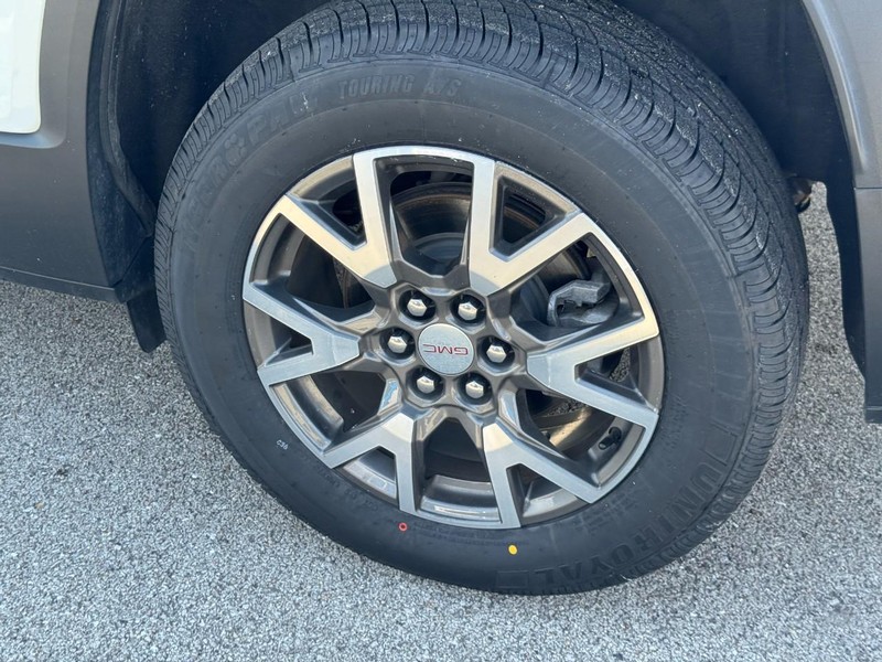 GMC Acadia Vehicle Full-screen Gallery Image 7