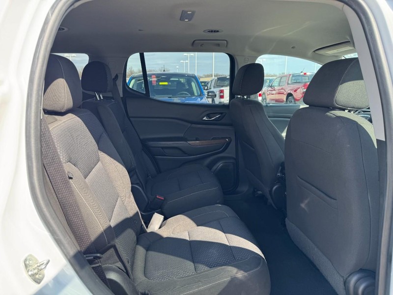 GMC Acadia Vehicle Full-screen Gallery Image 10