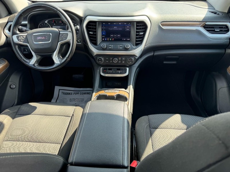 GMC Acadia Vehicle Full-screen Gallery Image 11