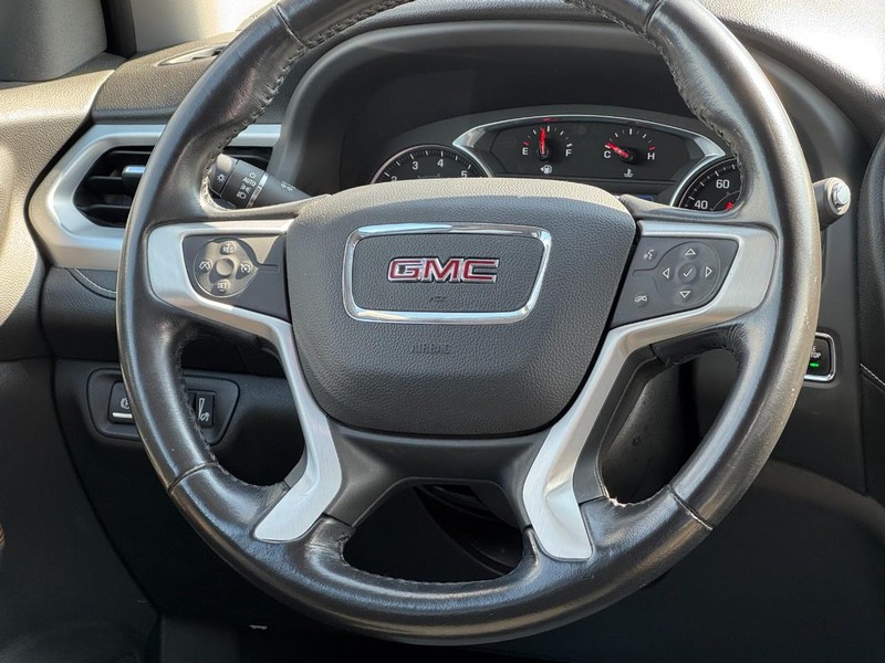 GMC Acadia Vehicle Full-screen Gallery Image 12