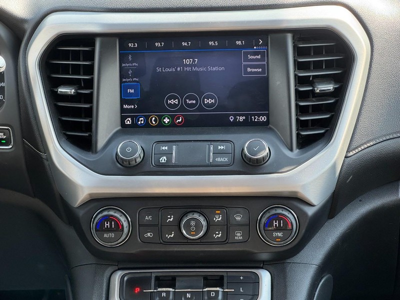 GMC Acadia Vehicle Full-screen Gallery Image 13