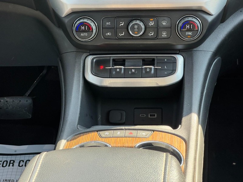 GMC Acadia Vehicle Full-screen Gallery Image 14