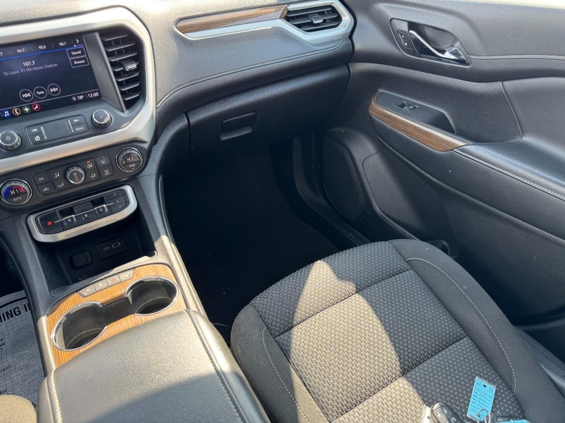 GMC Acadia Vehicle Full-screen Gallery Image 15