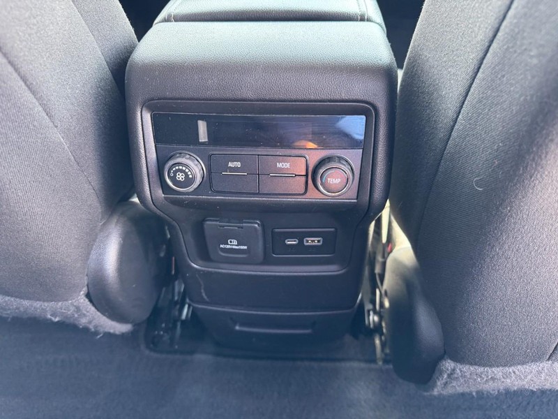 GMC Acadia Vehicle Full-screen Gallery Image 16