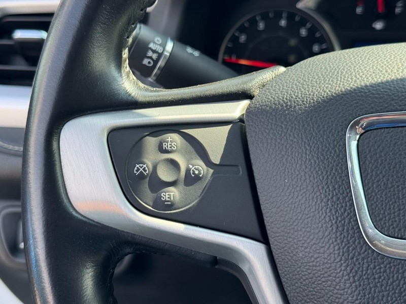 GMC Acadia Vehicle Full-screen Gallery Image 18