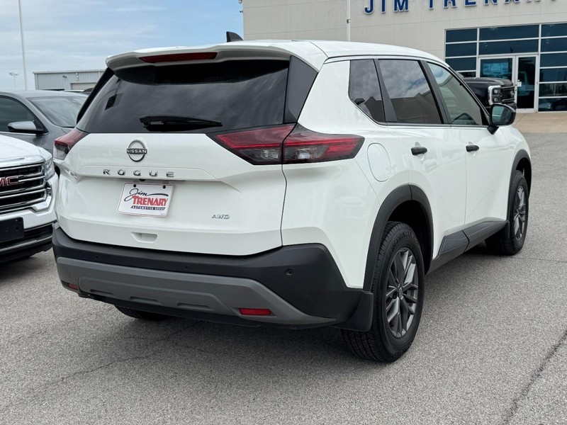 Nissan Rogue Vehicle Full-screen Gallery Image 3