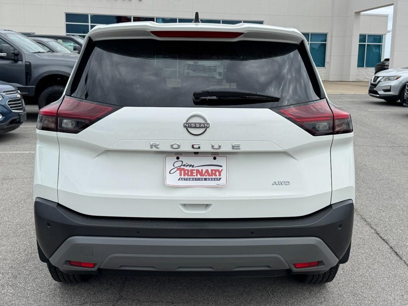 Nissan Rogue Vehicle Full-screen Gallery Image 4