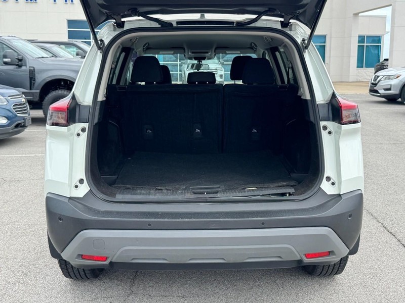 Nissan Rogue Vehicle Full-screen Gallery Image 5