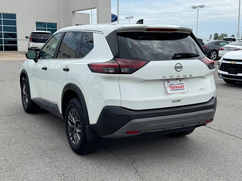 Nissan Rogue Vehicle Full-screen Gallery Image 6