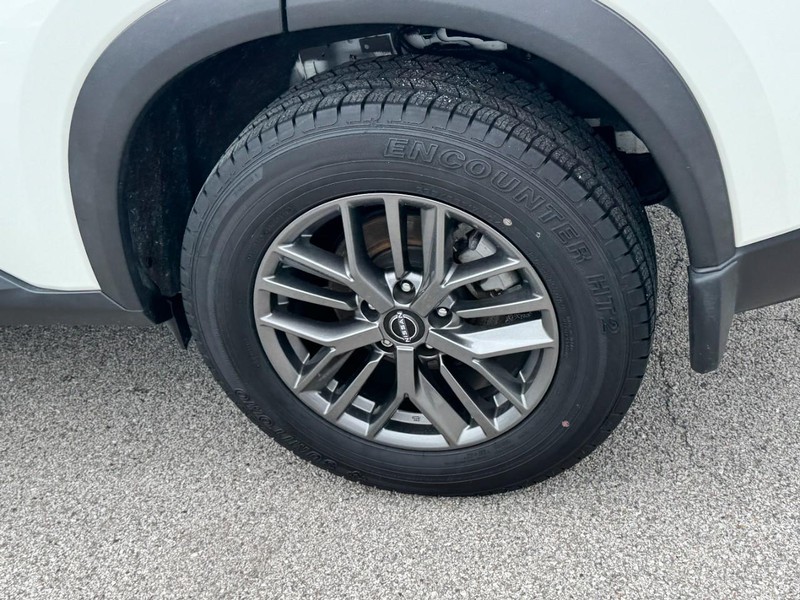 Nissan Rogue Vehicle Full-screen Gallery Image 7