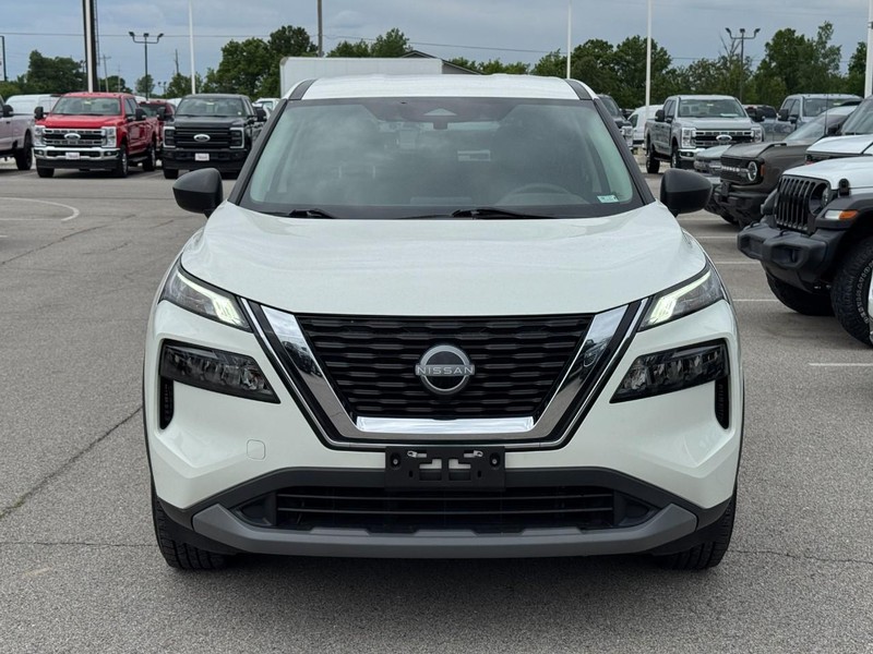 Nissan Rogue Vehicle Full-screen Gallery Image 9