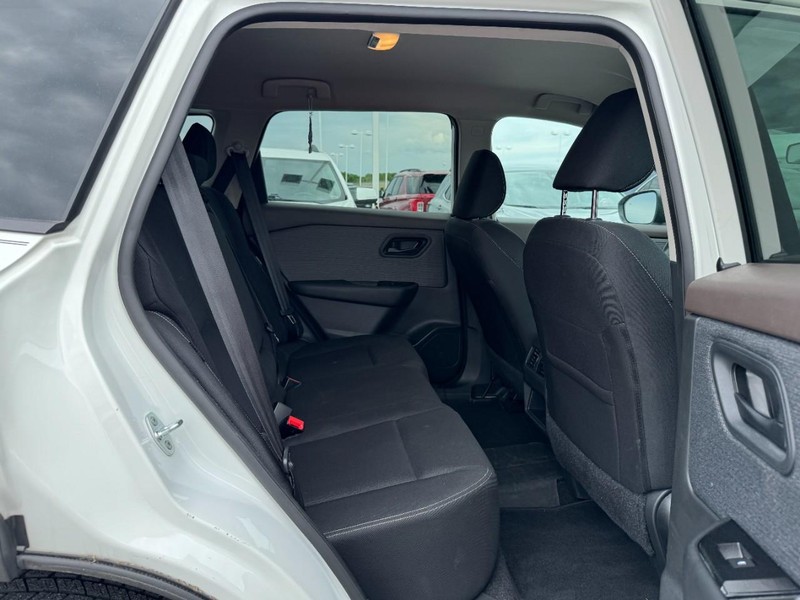 Nissan Rogue Vehicle Full-screen Gallery Image 10
