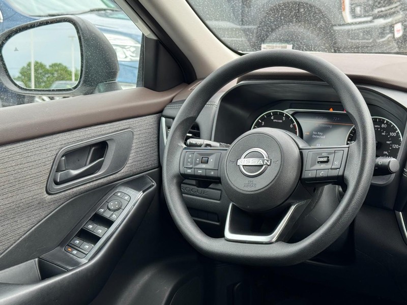 Nissan Rogue Vehicle Full-screen Gallery Image 12
