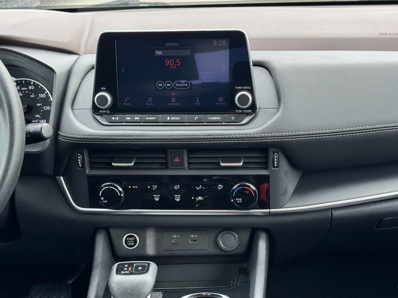 Nissan Rogue Vehicle Full-screen Gallery Image 13