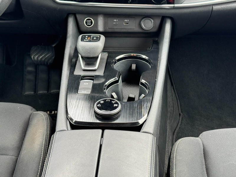 Nissan Rogue Vehicle Full-screen Gallery Image 14
