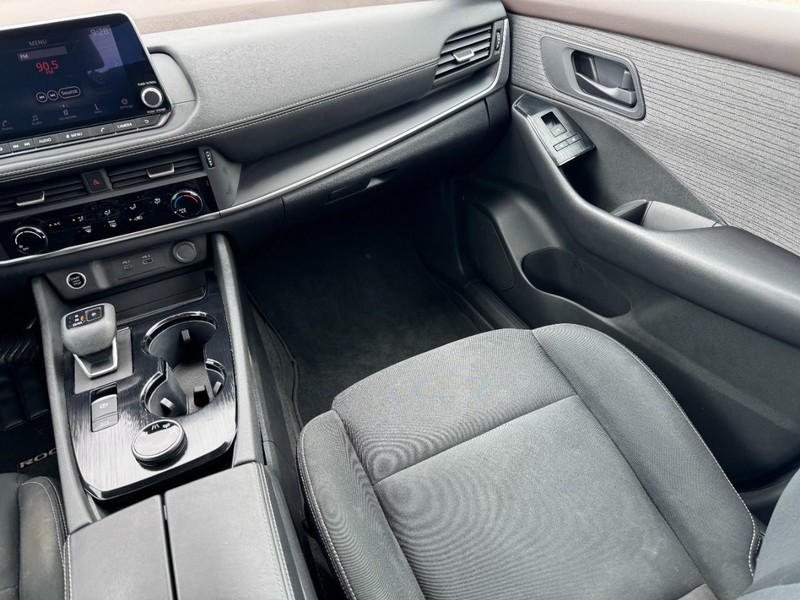 Nissan Rogue Vehicle Full-screen Gallery Image 15