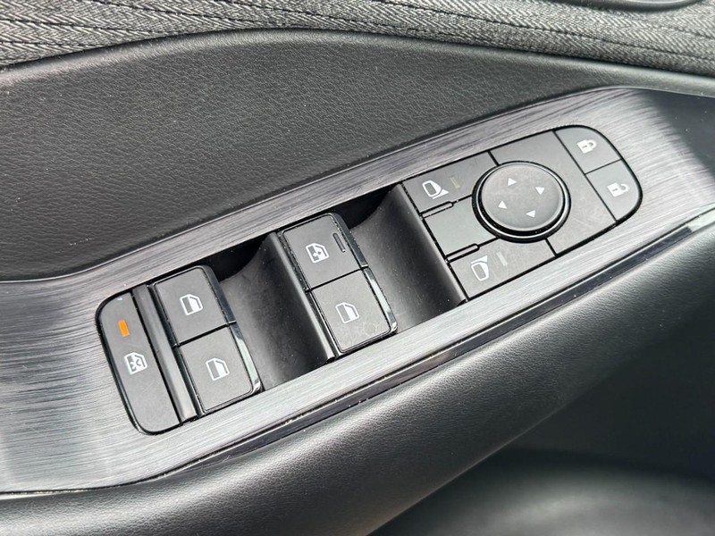 Nissan Rogue Vehicle Full-screen Gallery Image 21
