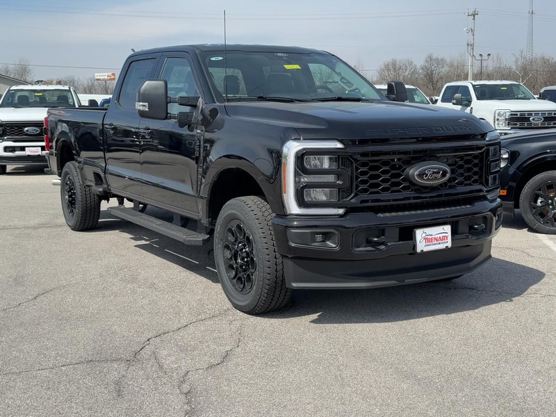 Ford Super Duty F-350 SRW Vehicle Full-screen Gallery Image 2