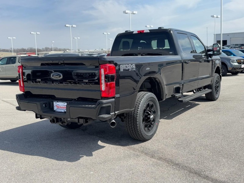 Ford Super Duty F-350 SRW Vehicle Full-screen Gallery Image 3