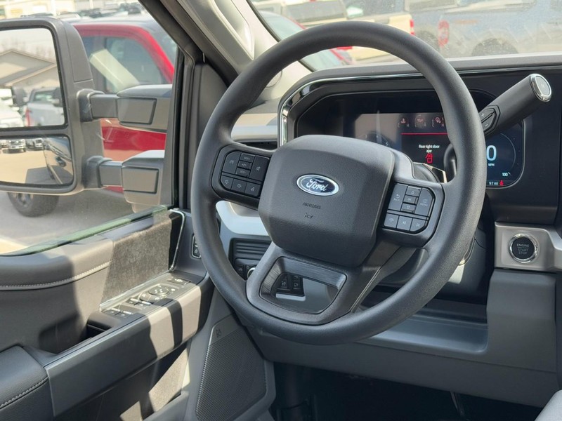 Ford Super Duty F-350 SRW Vehicle Full-screen Gallery Image 7