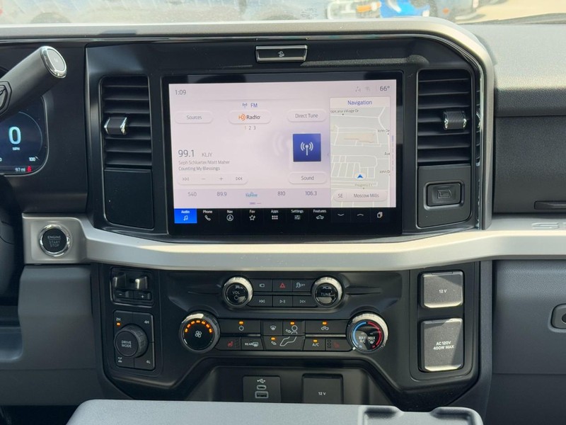 Ford Super Duty F-350 SRW Vehicle Full-screen Gallery Image 8