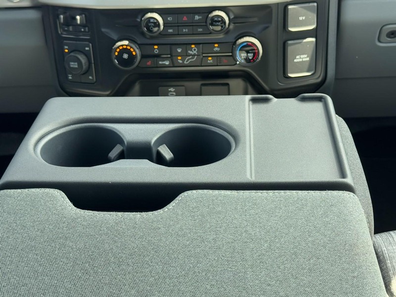 Ford Super Duty F-350 SRW Vehicle Full-screen Gallery Image 9