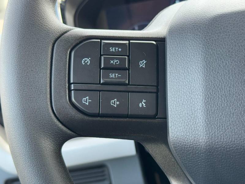 Ford Super Duty F-350 SRW Vehicle Full-screen Gallery Image 10